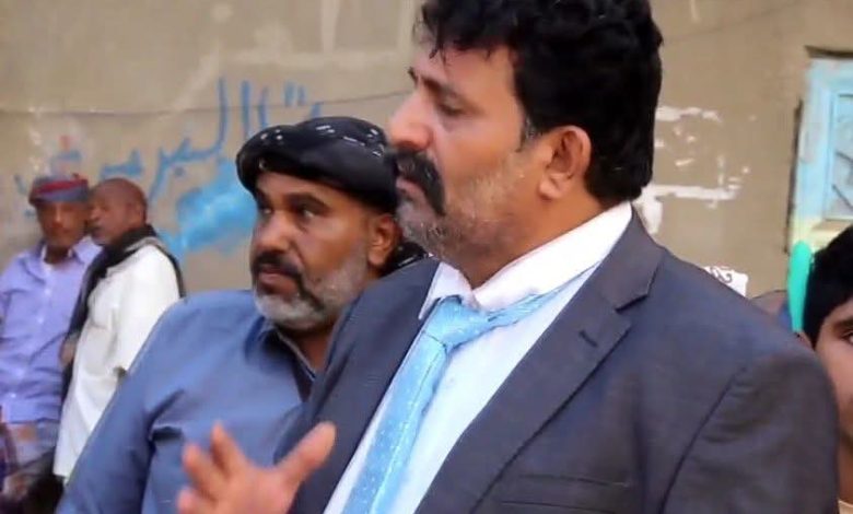 الناشط السياسي أنيس الجردمي في خلفية تعكس قضايا الحرية وحقوق الإنسان في اليمن
