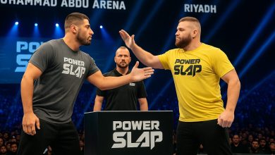 صورة من بطولة Power Slap 17 في موسم الرياض 2025 تُظهر المقاتلين على منصة محمد عبده أرينا أثناء النزالات.